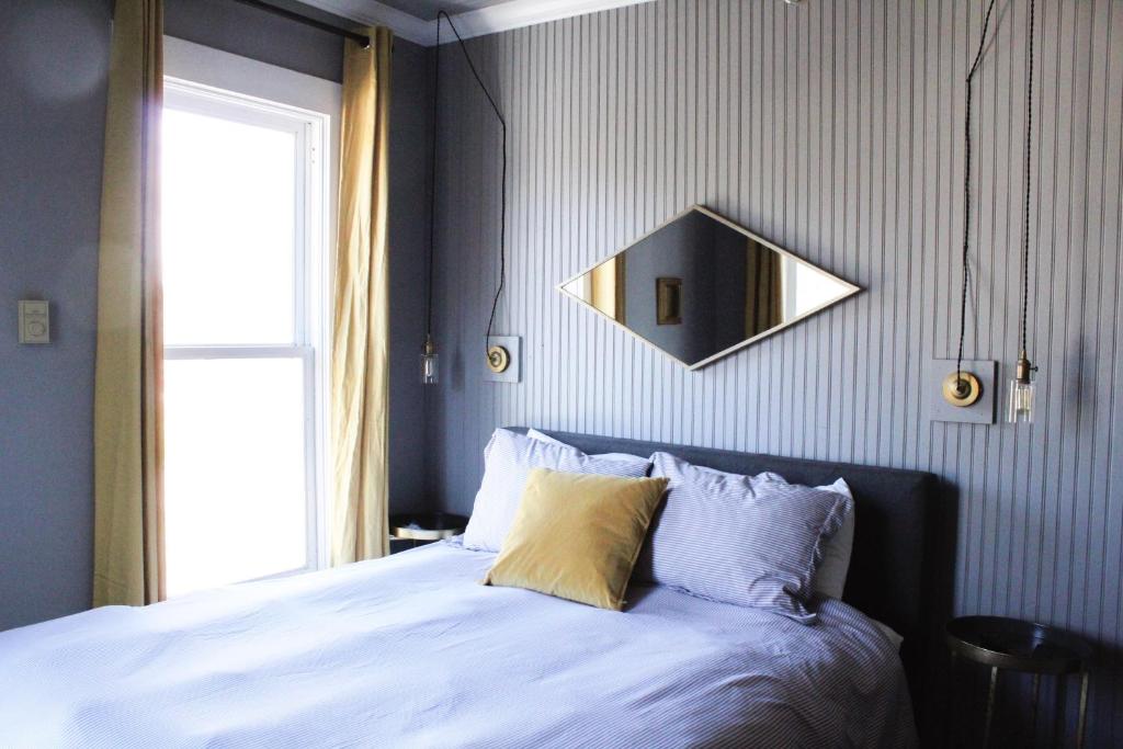 Postel nebo postele na pokoji v ubytování Shelburne Hotel