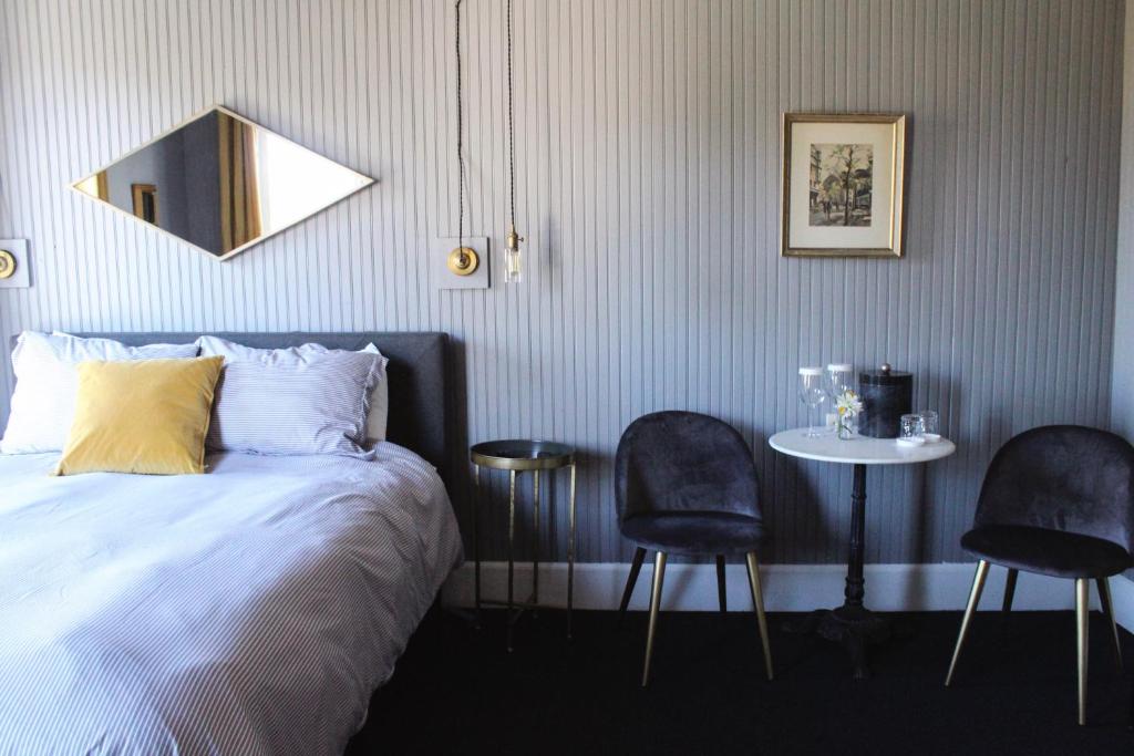Postel nebo postele na pokoji v ubytování Shelburne Hotel