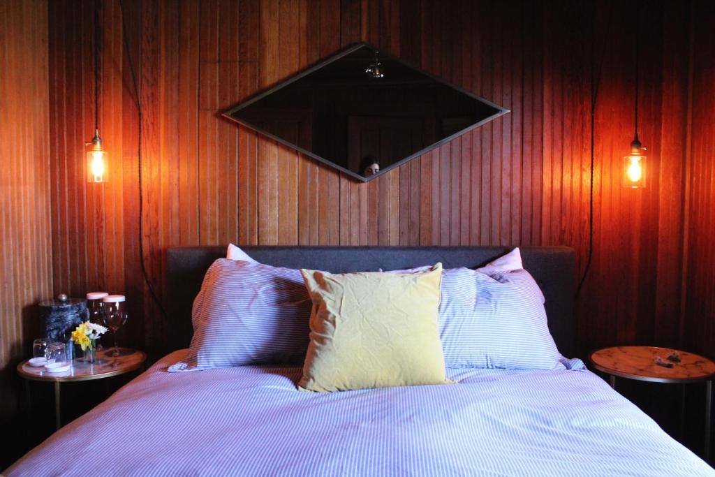 Postel nebo postele na pokoji v ubytování Shelburne Hotel