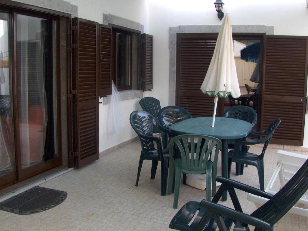 ルース・デ・タビラにあるA casa da Mariaのパティオ(テーブル、椅子、パラソル付)