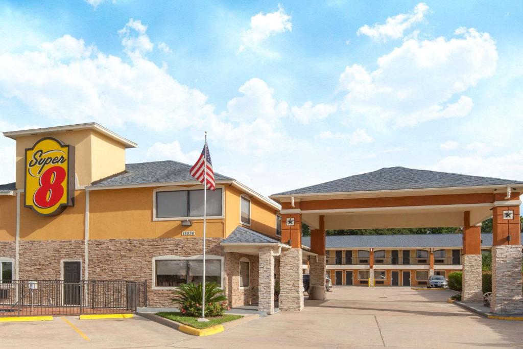 - une vue sur un restaurant de restauration rapide avec drapeau américain dans l'établissement Super 8 by Wyndham Houston/Willowbrook Hwy 249, à Houston