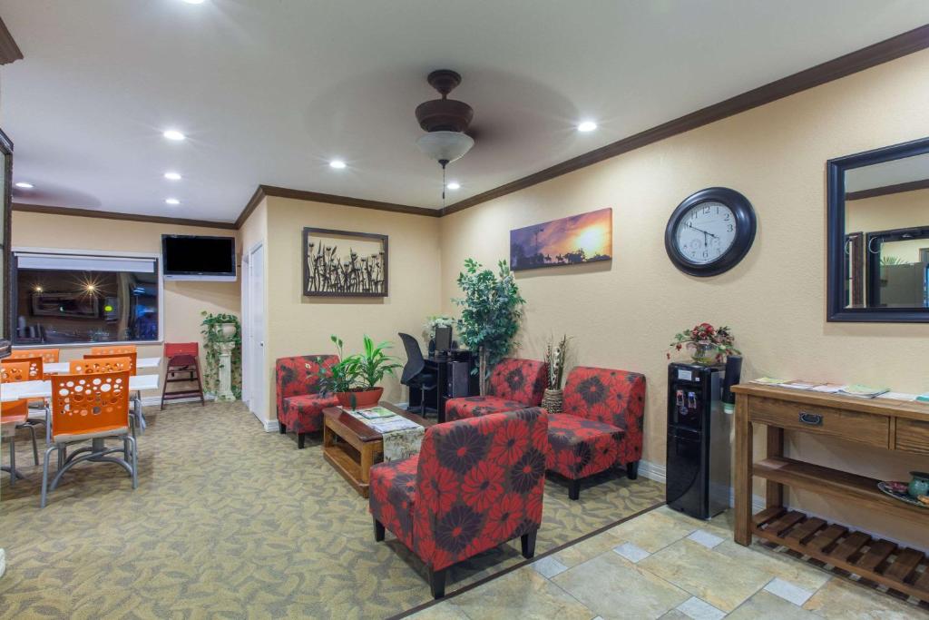 Posezení v ubytování Super 8 by Wyndham Houston/Willowbrook Hwy 249