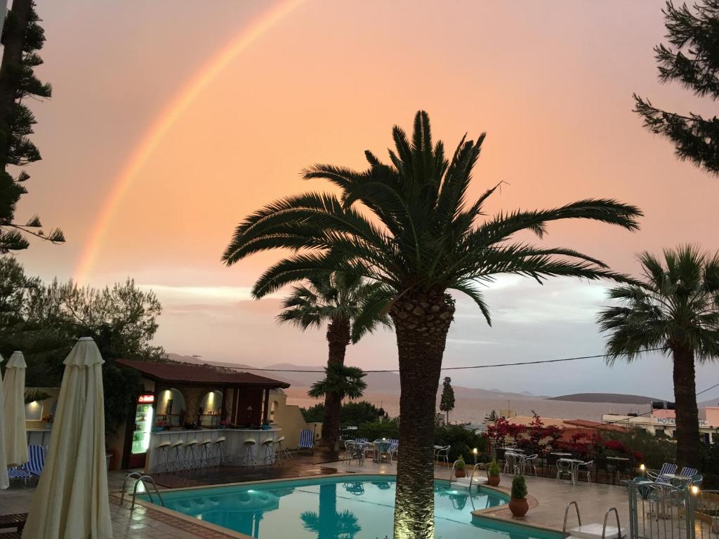 Bazén v ubytování Tolon Holidays Hotel nebo v jeho okolí