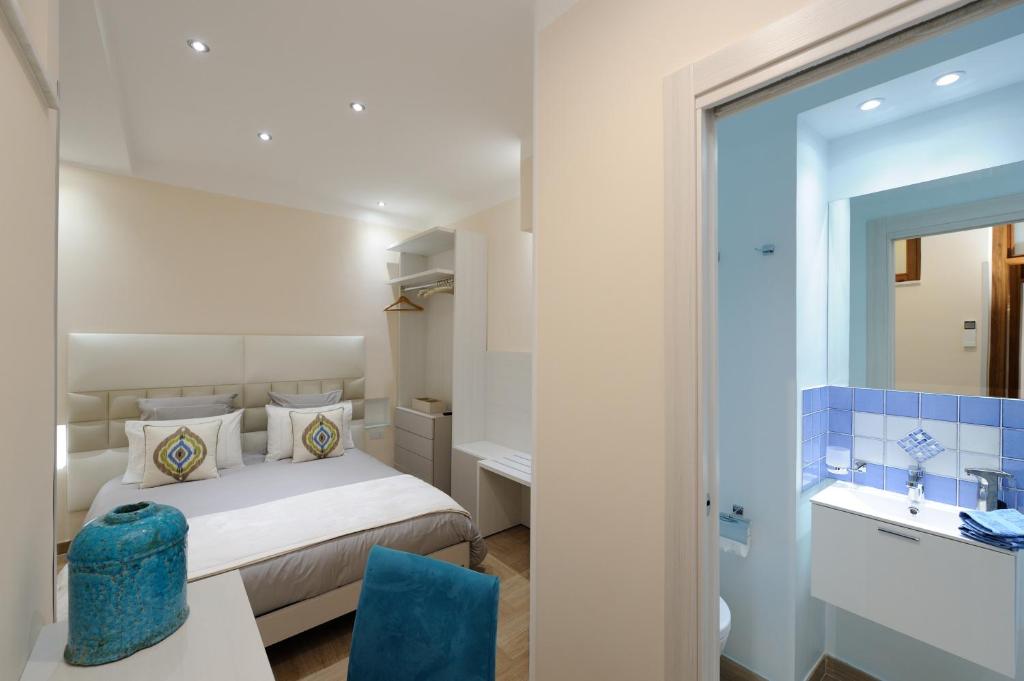 a small bedroom with a bed and a sink at Lemon in the Air in Scala