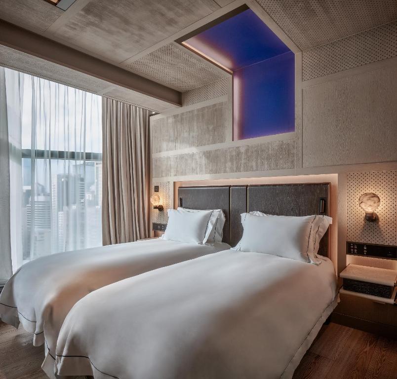 Letto o letti in una camera di The Emperor Hotel