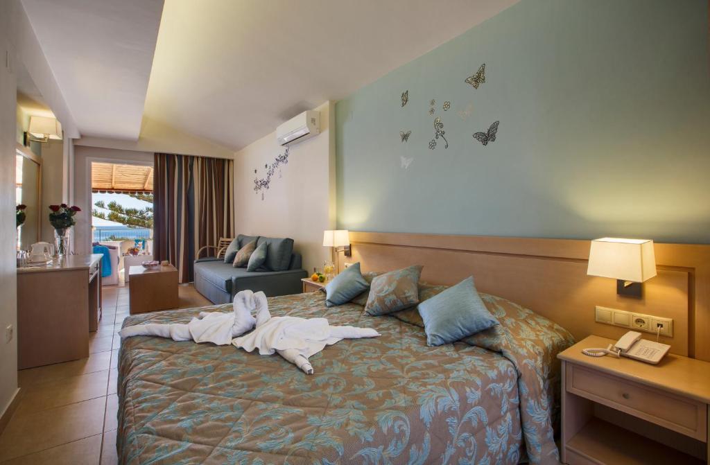 Postel nebo postele na pokoji v ubytování Tolon Holidays Hotel