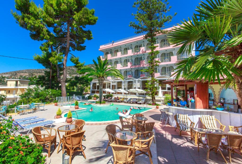 Bazén v ubytování Tolon Holidays Hotel nebo v jeho okolí