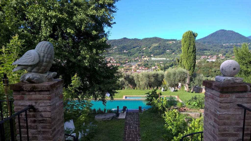 una vista desde el jardín de una casa con piscina en Agriturismo Villa Bissiniga en Salò