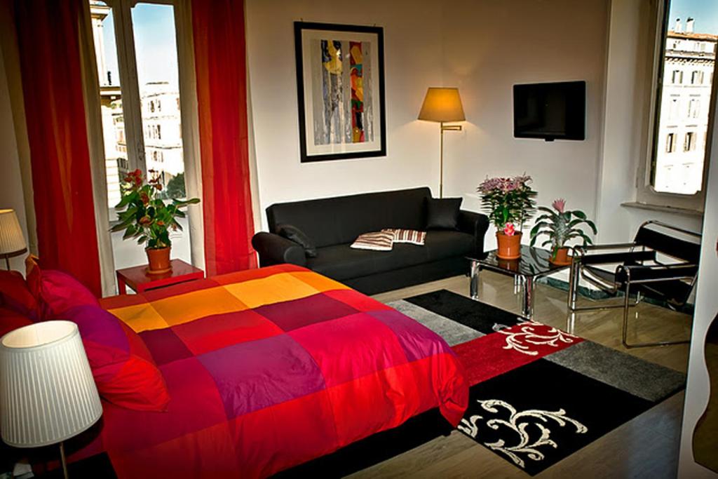 ローマにあるVatican Paradiseのリビングルーム(カラフルなベッド1台、ソファ付)