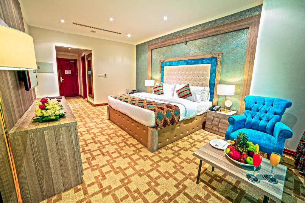 Rúm í herbergi á Sapphire Plaza Hotel