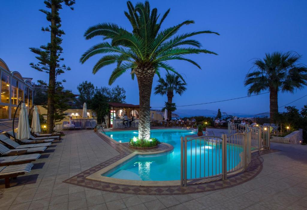 Bazén v ubytování Tolon Holidays Hotel nebo v jeho okolí