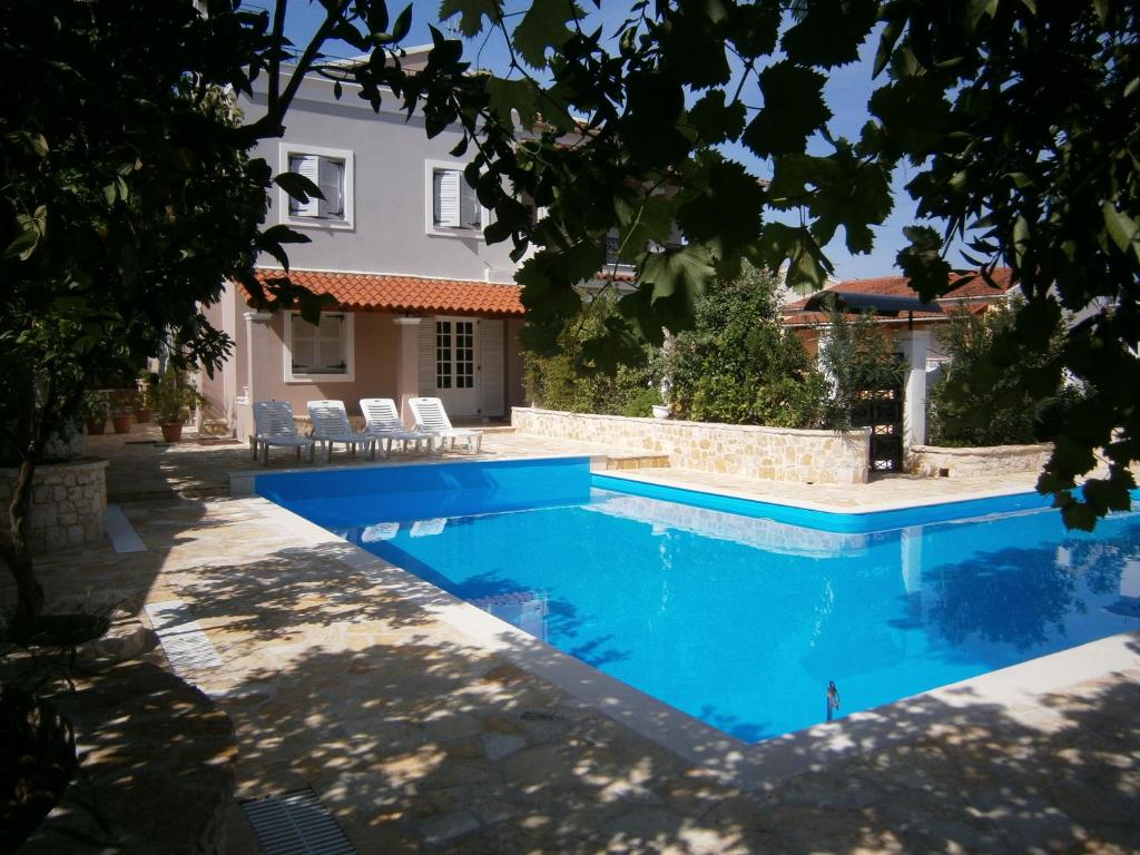 Bazén v ubytování Villa ''adamantini'' nebo v jeho okolí