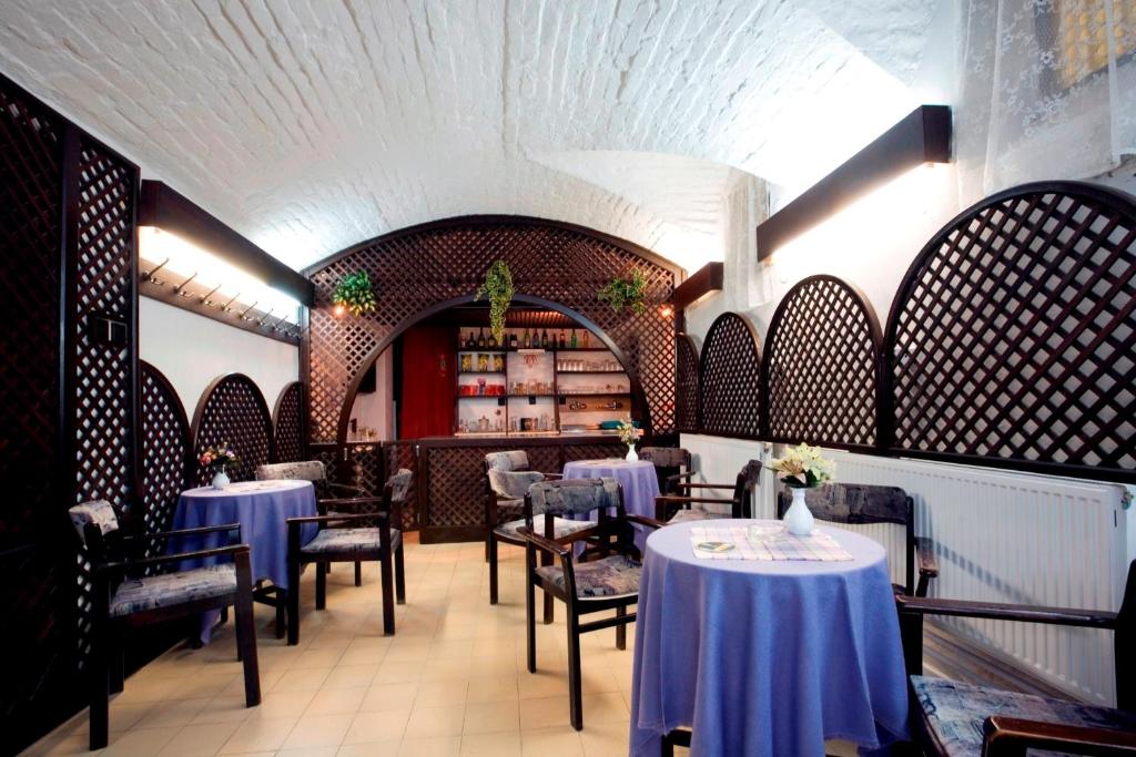 A restaurant or other place to eat at Panoráma Üdülőszálló