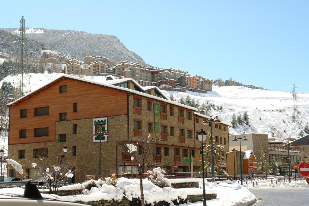 een gebouw op een berg met sneeuw op de grond bij Apartamentos Turísticos Roc Del Castell in Canillo