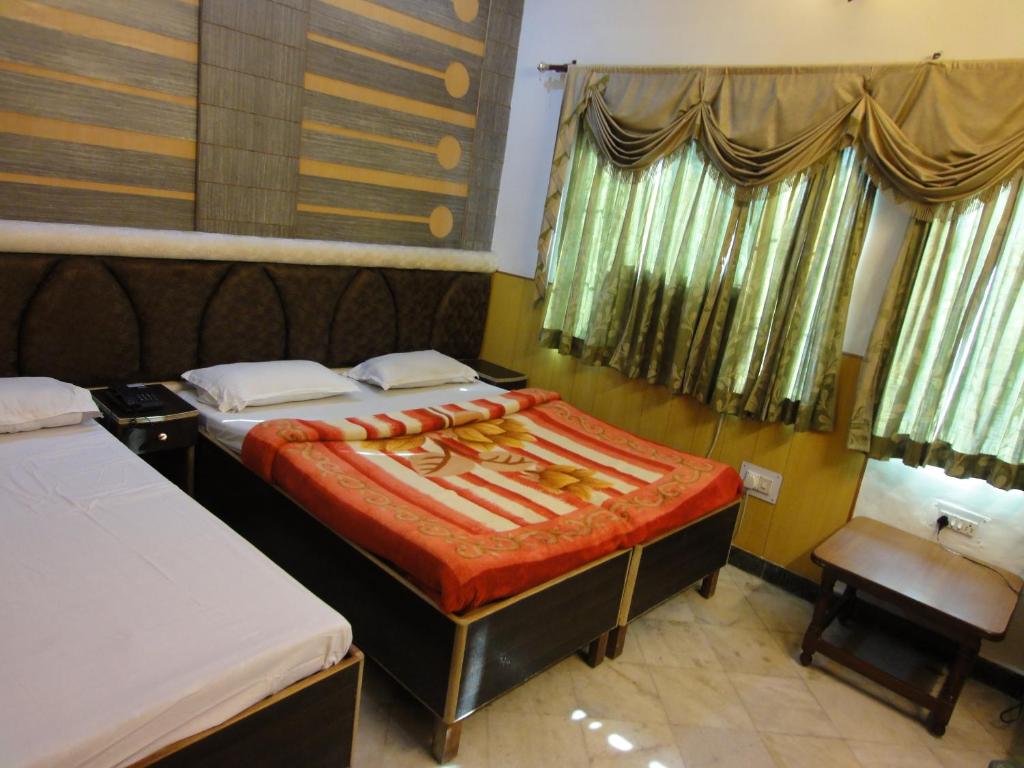Postel nebo postele na pokoji v ubytování Hotel Taj Plaza, VIP Road, Agra