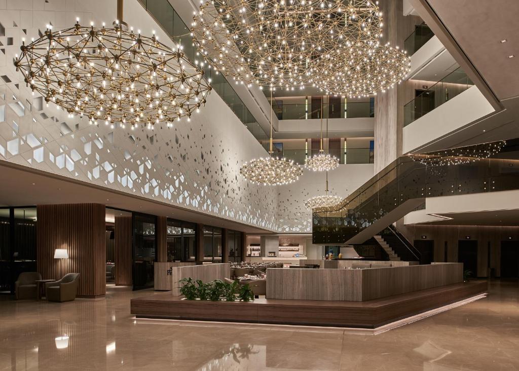 Vstupní hala nebo recepce v ubytování Mysk Al Mouj Hotel