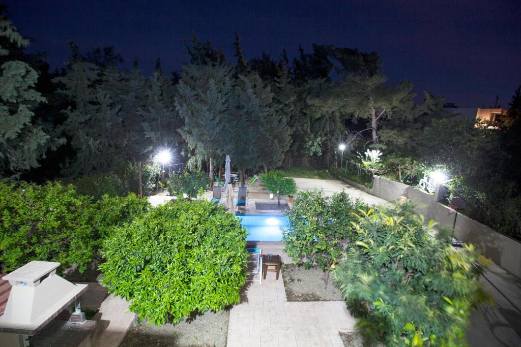 Bazén v ubytování Sunny Rhodes Villa nebo v jeho okolí