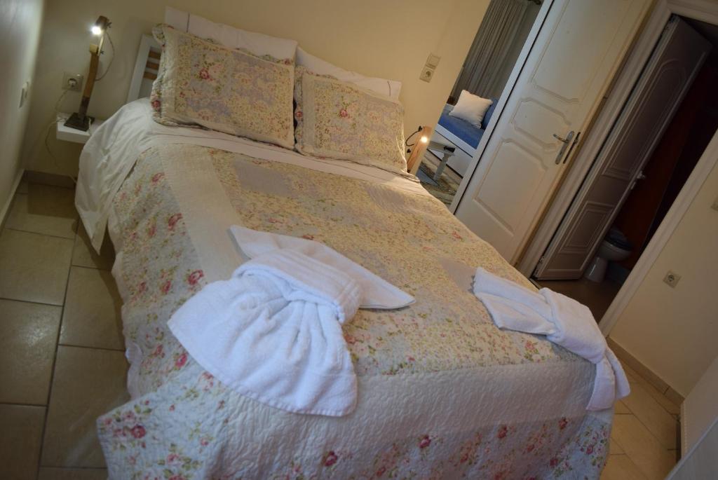 Posteľ alebo postele v izbe v ubytovaní Cozy Residences in the center of Volissos Village - Lydia Lithos-