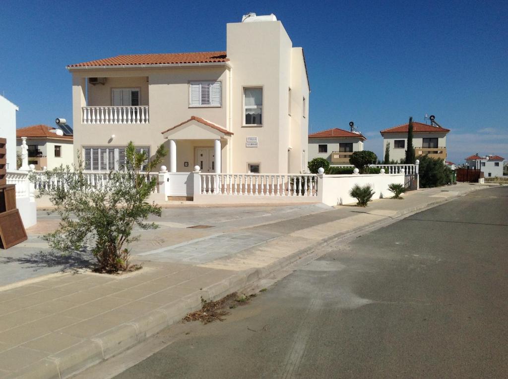 Ein weißes Haus an der Seite einer Straße in der Unterkunft Villa Garmar CTO Approved 4487 in Paralimni