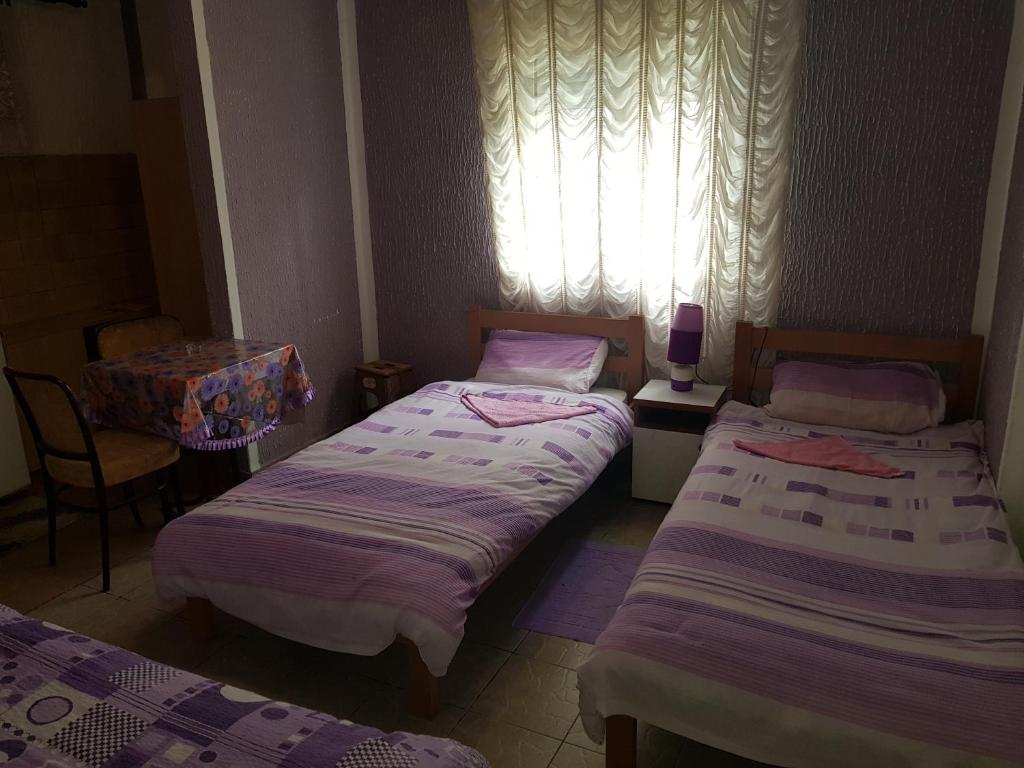 Łóżko lub łóżka w pokoju w obiekcie Guest House Dragomir