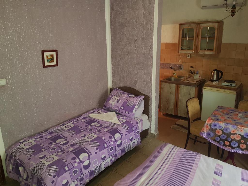 Łóżko lub łóżka w pokoju w obiekcie Guest House Dragomir