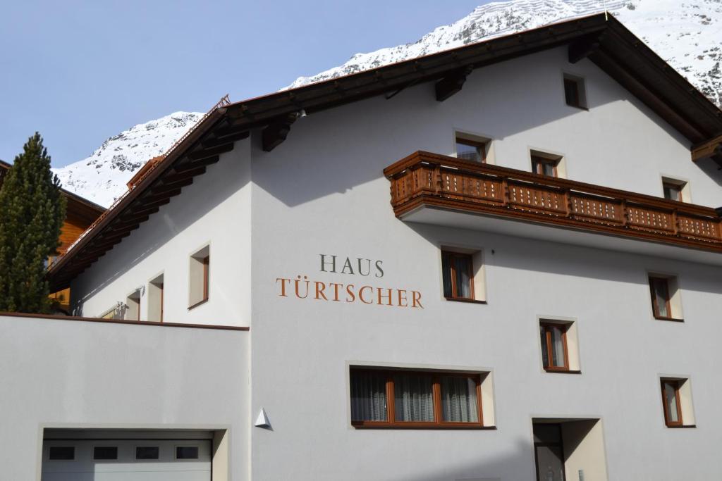 um edifício com uma placa que diz haus Turkson em Frühstückspension Türtscher em Galtür