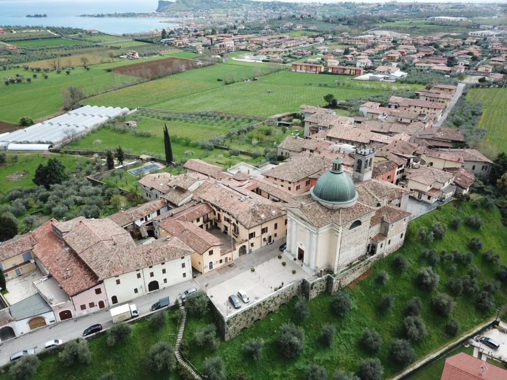 an aerial view of a large building with a green roof at B&B Il Nido in Raffa