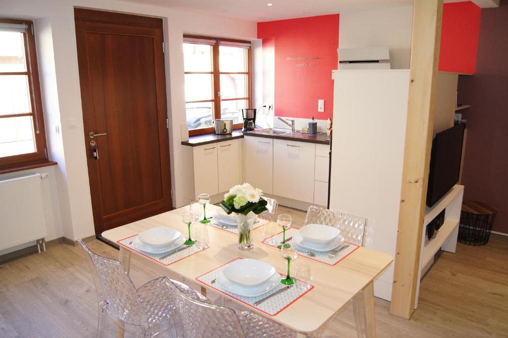 jadalnia ze stołem i krzesłami oraz kuchnia w obiekcie Vue sur l'art roman w mieście Rosheim