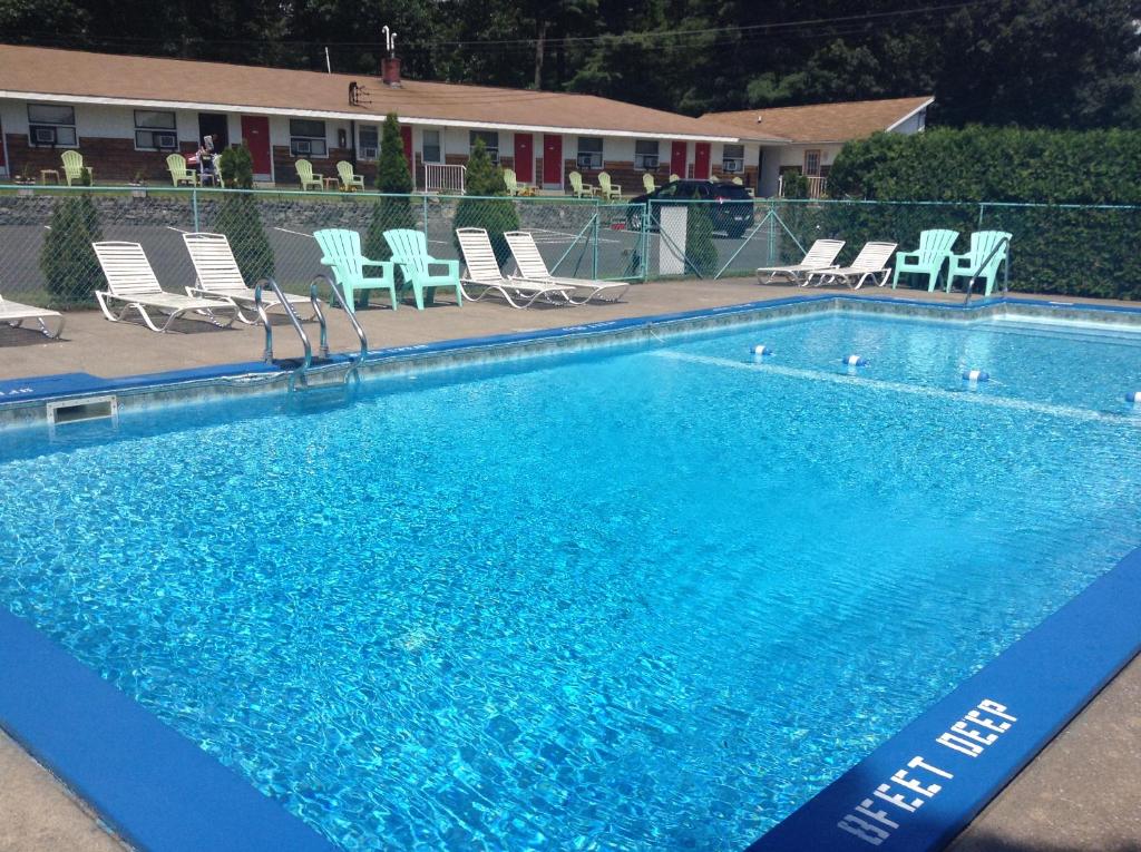 
The swimming pool at or close to Robin Hood Motel
