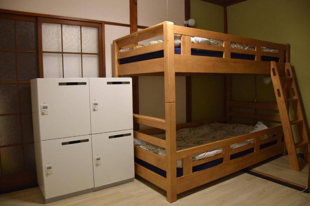 a bunk bed and a bunk bed with twounks at Guest house SHIE SHIMI in Tokyo
