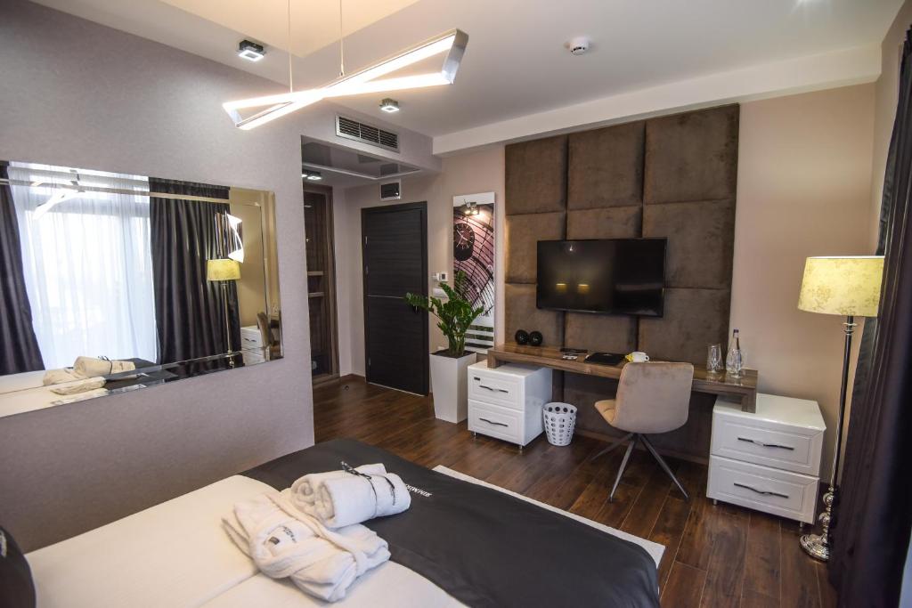 Hotel Mirror - Chambre Double Standard - Navette Aéroport Gratuite