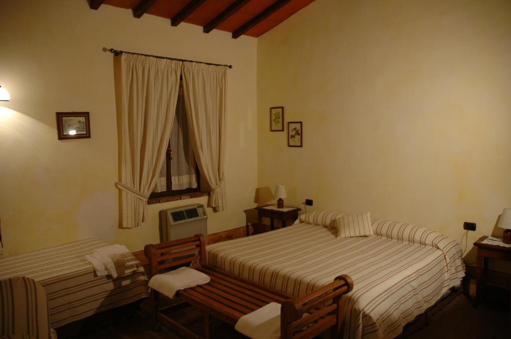 A bed or beds in a room at Agriturismo Le Piane Del Milia