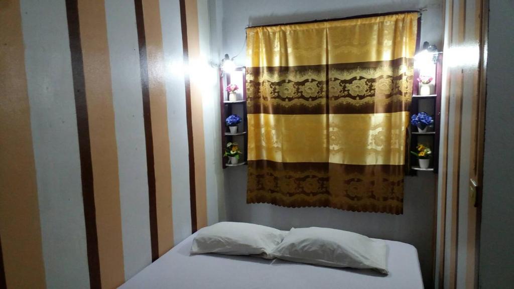 Postel nebo postele na pokoji v ubytování Adchara Mansion