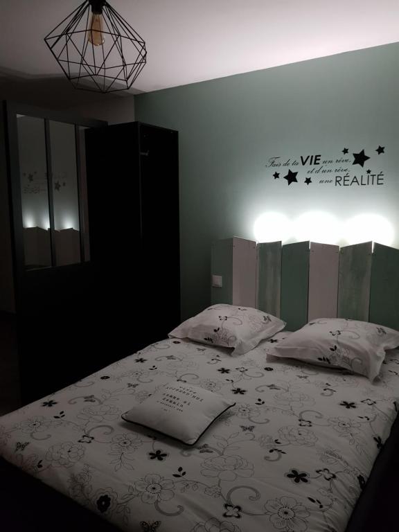Tempat tidur dalam kamar di La Turlure