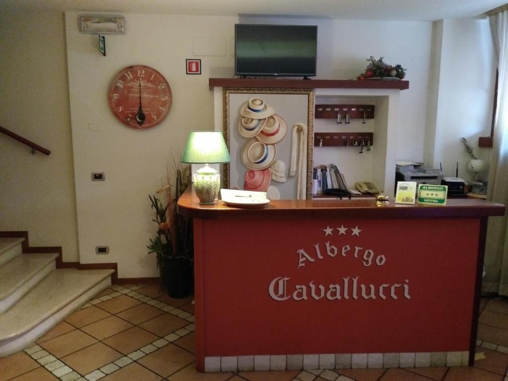 een restaurant met een bar met een bord erop bij Albergo Cavallucci in Sermide