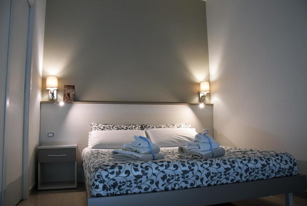 Un dormitorio con una cama con toallas azules. en Villino 18, en Matera
