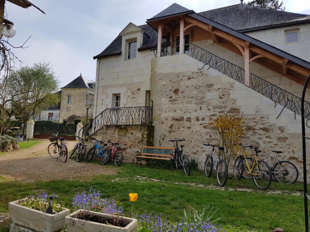 un groupe de vélos garés devant un bâtiment dans l'établissement Maison de vacances La Haute Cormerie, à Le Thoureil