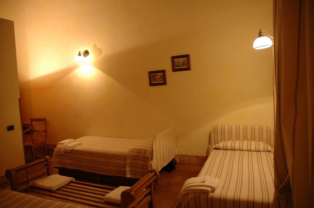 A bed or beds in a room at Agriturismo Le Piane Del Milia