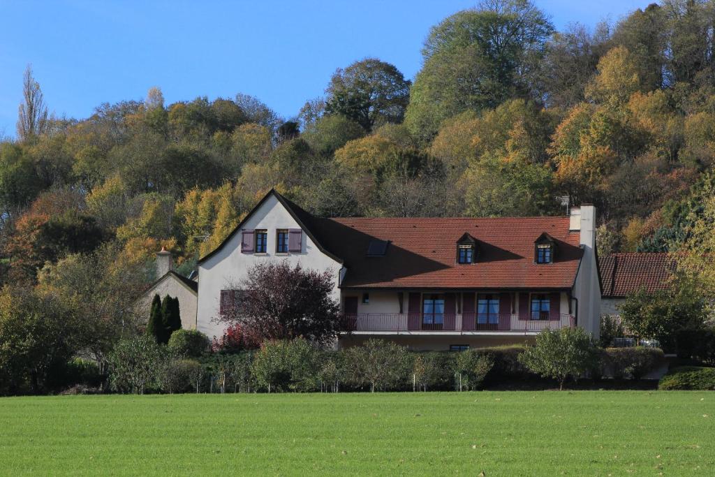 ein Haus mitten auf einem Feld in der Unterkunft Hotel Le Manasses in Curtil-Vergy