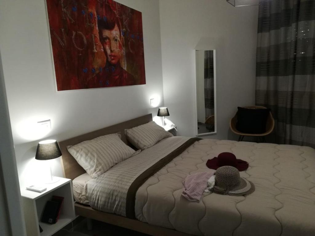 ein Schlafzimmer mit einem Bett und einem Wandgemälde in der Unterkunft Sosta Rock in Casal Palocco