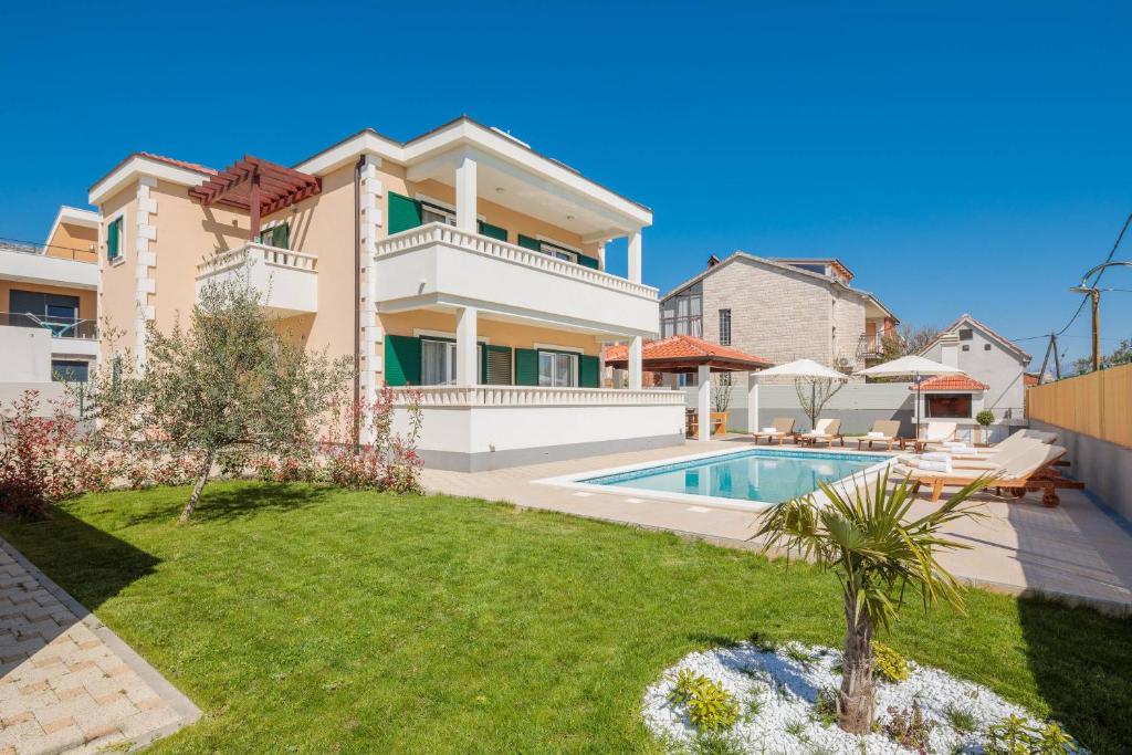 dom z basenem i dziedzińcem w obiekcie Villa Rosa Ventorum with private pool near Split w mieście Kaštela