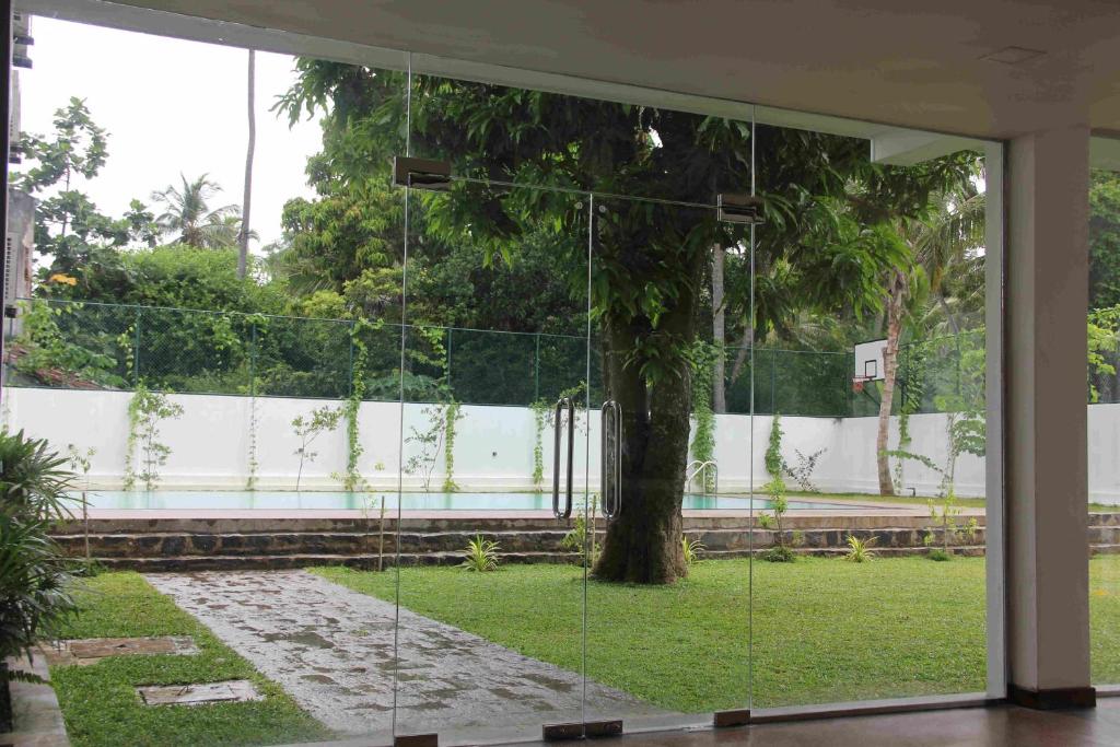 Serenity Tissa tesisinin dışında bir bahçe