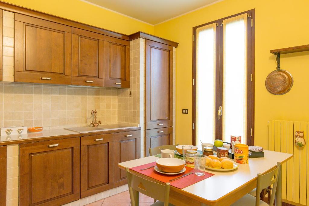 A kitchen or kitchenette at Omas Haus