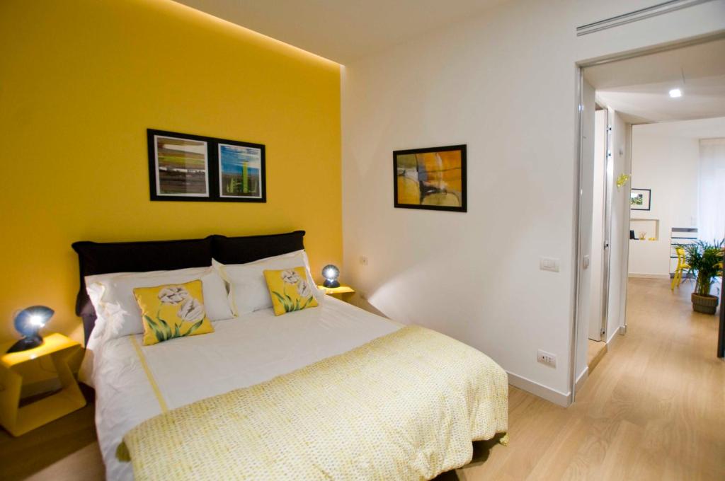 A bed or beds in a room at Madeleine apartments - Brera