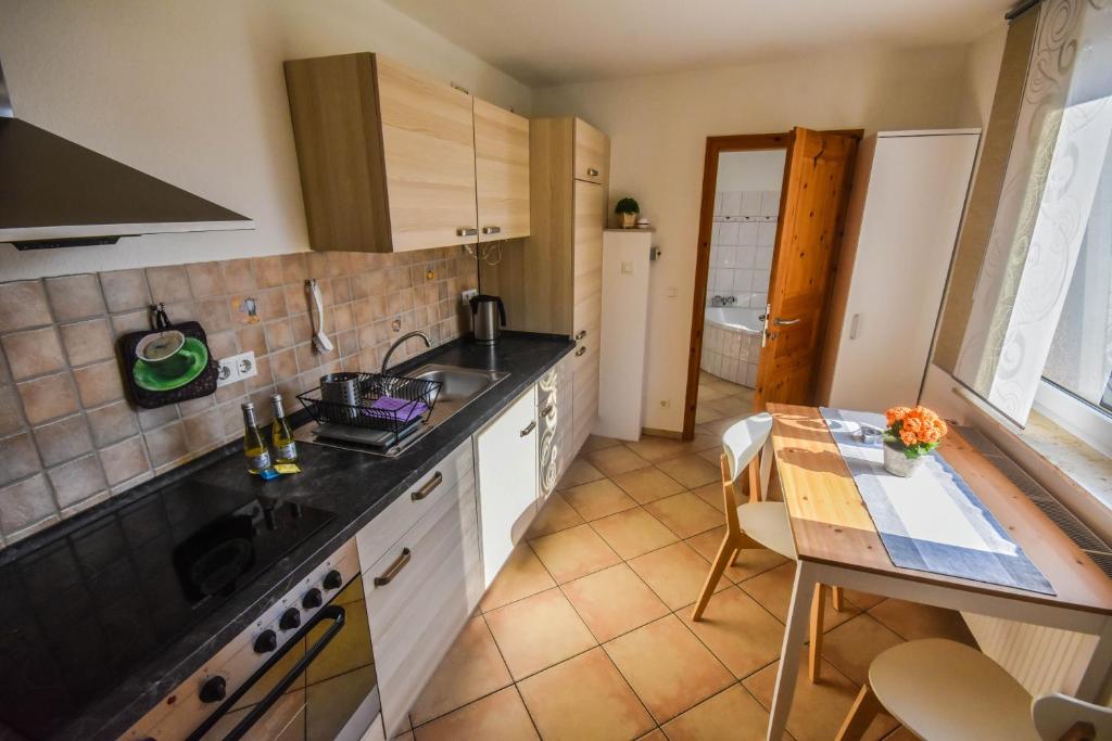 uma cozinha com uma mesa e uma bancada em Ferienhaus Abendsonne em Lübeck