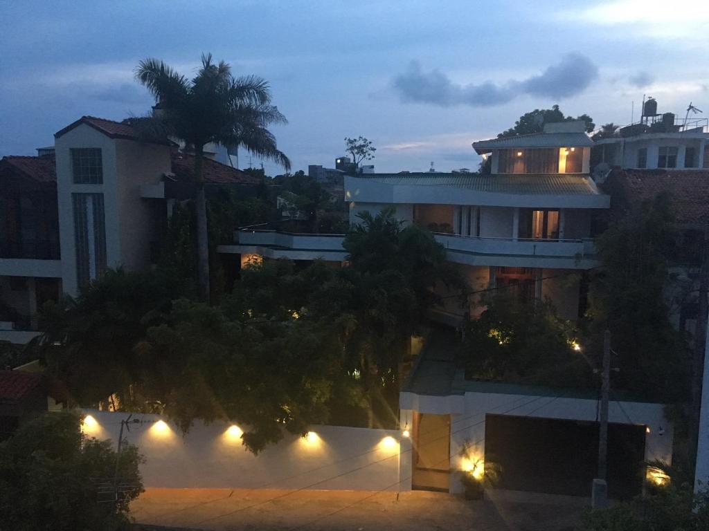 una vista notturna di un edificio con luci di Silvikris Villa a Colombo