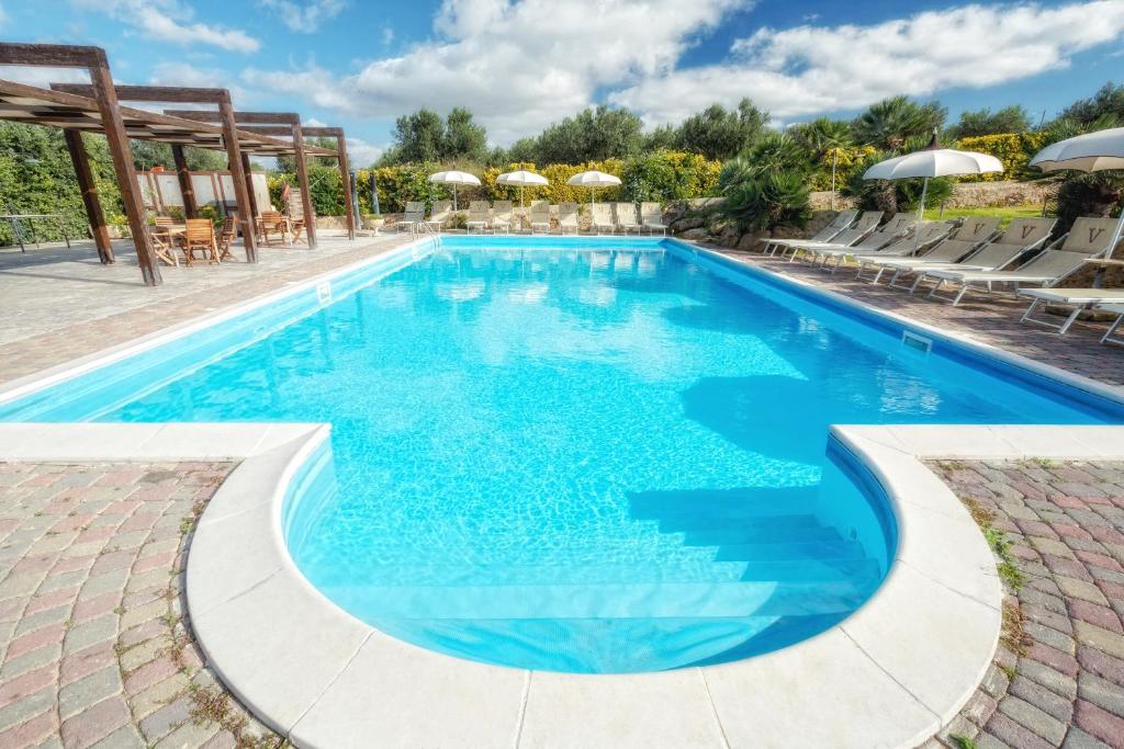 a large swimming pool with blue water at Agriturismo Vultaggio in Guarrato