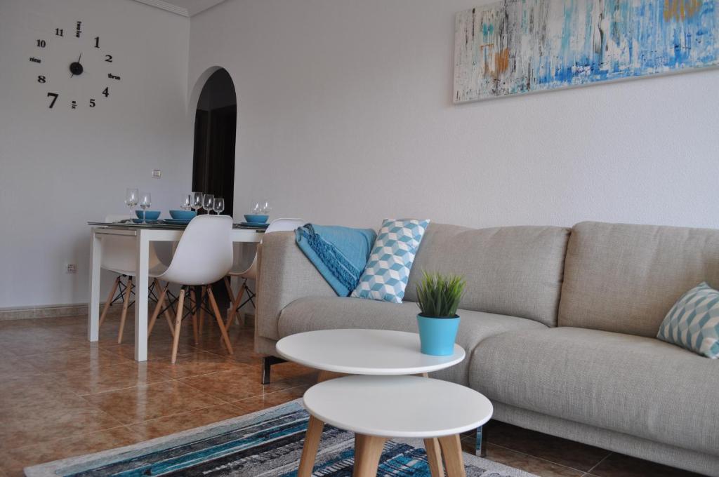 uma sala de estar com um sofá e uma mesa em Casa Punta Prima em Playas de Orihuela