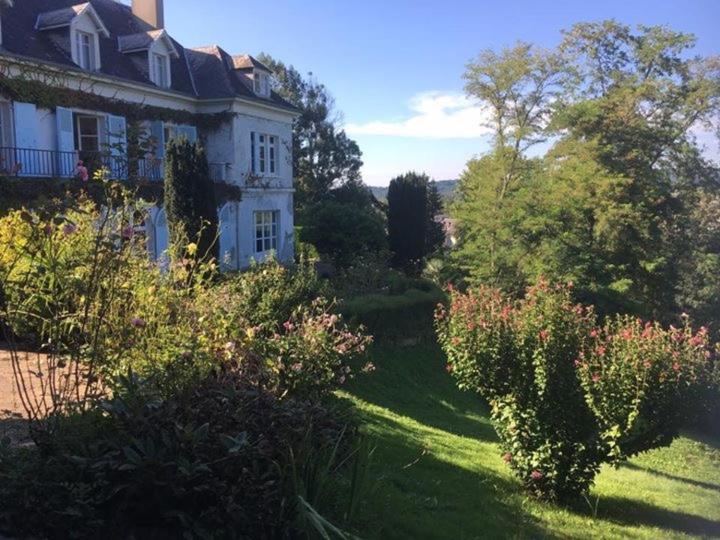 een huis met een tuin met struiken en bomen bij Biscondau in Oloron-Sainte-Marie