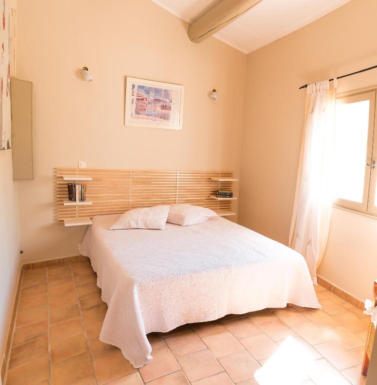 a bedroom with a white bed in a room at A jewel by the river! in Fontaine-de-Vaucluse